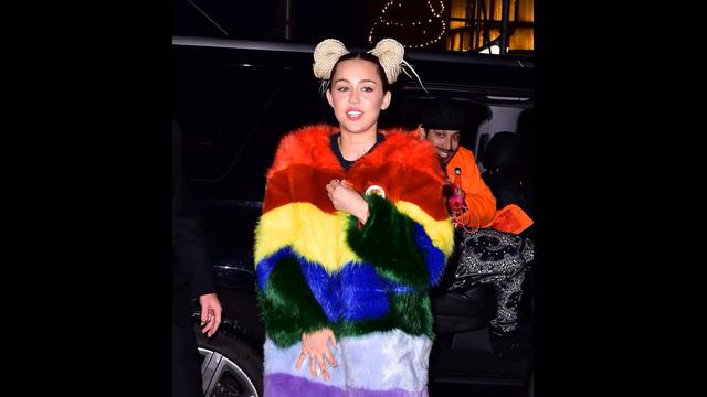 Безумные наряды Майли Сайрус. /Crazy clothes Miley Cyrus смотреть онлайн