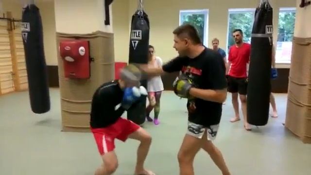 2 прямых, 2 уклона, 2 нырка, 2 боковых. Тренировка ММА. FightBRO.ru - Москва, Таганская смотреть онлайн