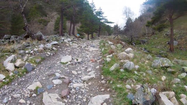 Ущелье Терскол и водопад в мае 4k смотреть онлайн
