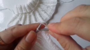 Детская манишка. Вяжется быстро, получается красиво