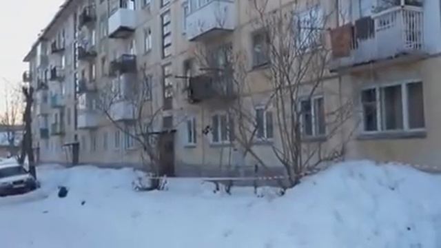 Падающий лед и шифер с крыши дома по ул.Мира д.6. смотреть онлайн