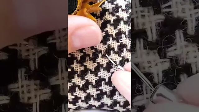 Как крепить брошь-иглу к одежде. смотреть онлайн