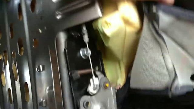 Ремонт механизма складывания задней правой спинки сиденья на HYUNDAI GETZ смотреть онлайн