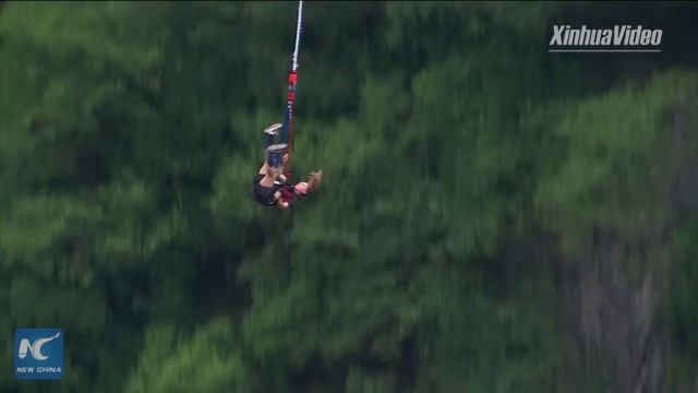World's highest commercial bungee jump, in China's "Avatar mountains" смотреть онлайн