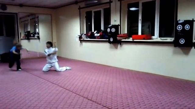 Вика учится делать рондат+фляк смотреть онлайн