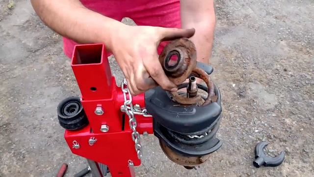 Using the spring compressor!! (VW Bora shock absorber strut top mounts and bearing) смотреть онлайн