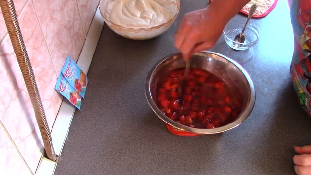 Клубничное желе с творожным кремом, готовится просто и без выпечки смотреть онлайн