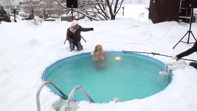 Караоке в зимнем бассейне