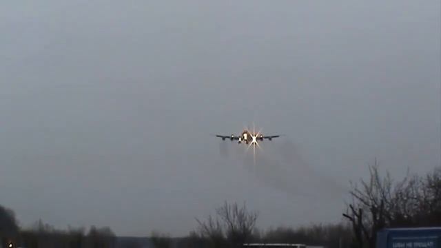 Самолёт заходит на посадку. Очень близкая съёмка! смотреть онлайн