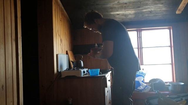 SVALBARD CABIN TRIP - ARCTIC VLOG! | Drones, dogs & mountains смотреть онлайн