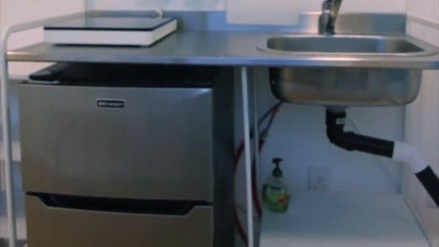 Проще некуда. Простой домик из 20-ти футового контейнера. смотреть онлайн