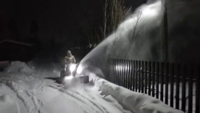Новинка! Уборка снега снегоуборщиком садовым трактором Митракс. смотреть онлайн