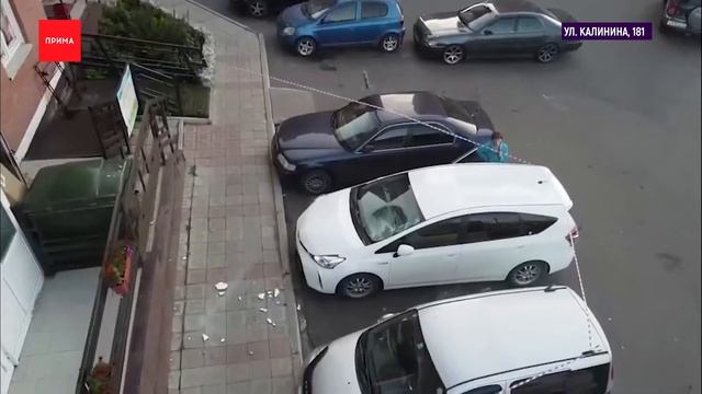 На Быковского, 11а обрушился карниз