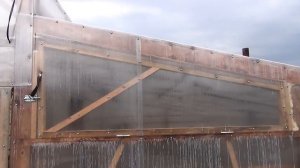 Форточки в теплице. Оригинально и просто.