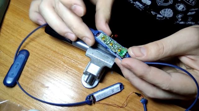 #DIY Как разобрать наушники Sony wi-c300 wi-c310 Как разобрать клеенный наушник / ремонт наушников смотреть онлайн
