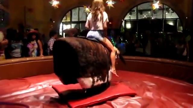 Девушка на быке -- Girl on a bull смотреть онлайн