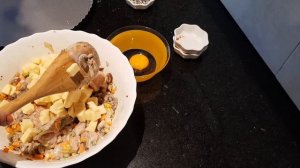 Слоённый пирог с курицей , грибами и моцареллой