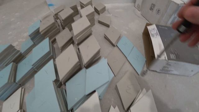 КОГДА УСТАНАВЛИВАТЬ КОРОБКУ ДВЕРИ СКРЫТОГО МОНТАЖА | Делаем пол в санузле из разной плитки смотреть онлайн