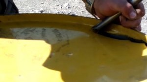 Как срезать верх бочки зубилом. Бак для мусора своими руками.