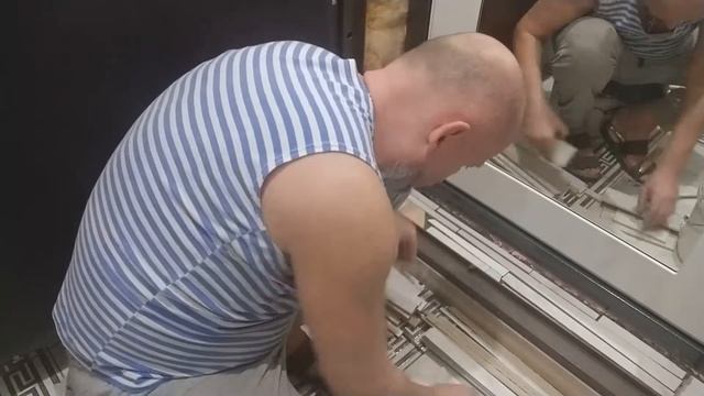 Видео №10 Установка входных дверей и как Я отделывал пол и откосы между дверями. смотреть онлайн