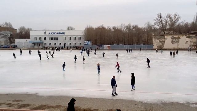 Катки, горки в Уральске. Зимний отдых в городе. февраль 2023 смотреть онлайн