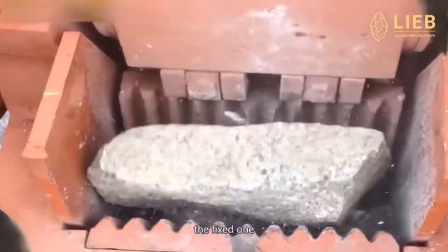 Jaw crusher parts crushing things going on. смотреть онлайн