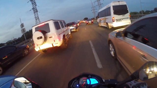 Bajaj Pulsar NS200 в городском трафике и в пробке междурядка #мойпервыймот смотреть онлайн