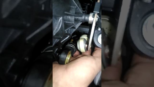 palanca de cambio Chevrolet Orlando con problemas...no vuelve a posicion central смотреть онлайн