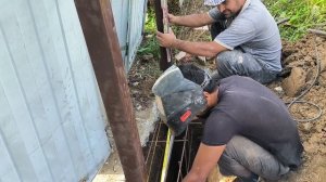 Заливаем бетонное основание для новых откатных ворот