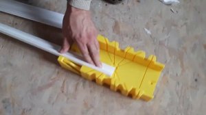 Подрезка потолочного плинтуса своими руками ( Внешний угол)