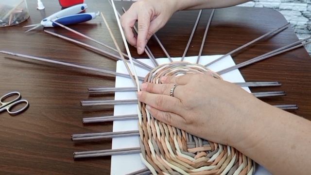 Котодом (лежанка для кошки) из бумажной лозы. Часть 1. Овальное донышко и вывод стоек на стену смотреть онлайн