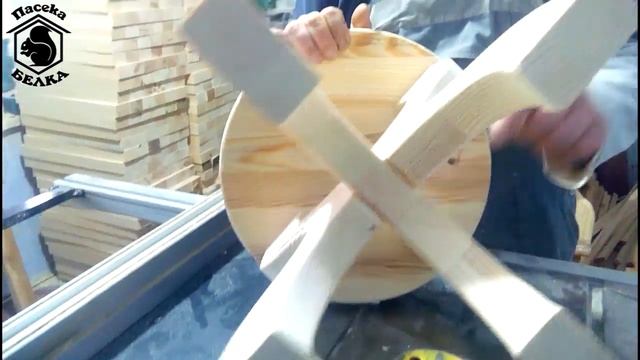 Деревянный табурет в форме песочных часов / Wooden stool in the shape of an hourglass смотреть онлайн