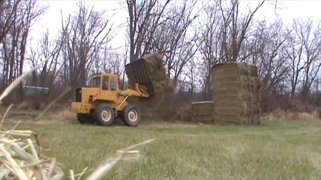 loading my truck with the new loader смотреть онлайн