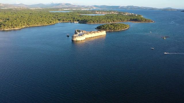 «Ты на родителей совсем не похожа, точно родная ты им?»-спросила вредная соседка. А когда правда... смотреть онлайн