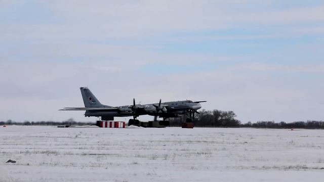 Полеты стратегических ракетоносцев Ту-95МС в Энгельсском авиационном полку дальней авиации смотреть онлайн