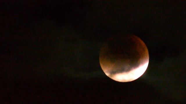 Lunar eclipse 2015 from roof in St. Petersburg / Лунное затмение 2015 с крыш Петербурга. смотреть онлайн
