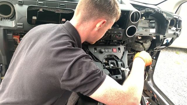 Citroen Berlingo / Peugeot Partner B9 Dashboard Removal смотреть онлайн
