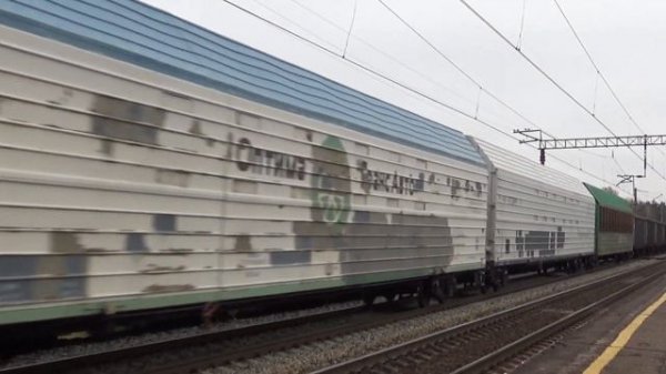 Электровоз ВЛ80С-2712 с грузовым поездом