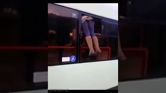Девушка сбежала от контролера через окно троллейбуса