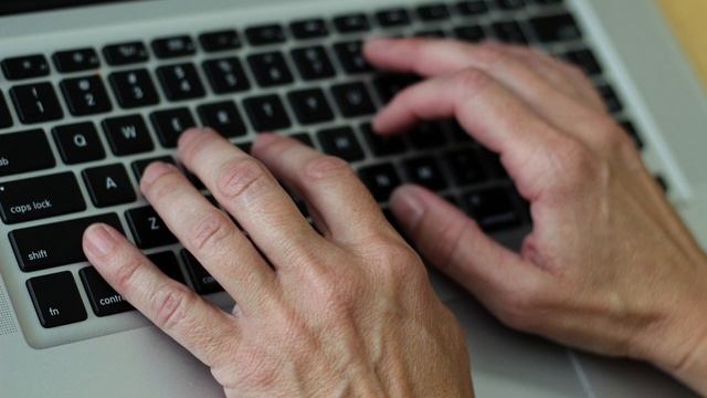 "The Soothing sound of typing on an Apple MacBook keyboard" смотреть онлайн