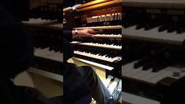 Notre Dame Basilica Organist Demonstration - Part 1 смотреть онлайн