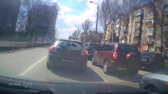 Видеорегистратор. Ланос пролетел на красный свет. смотреть онлайн