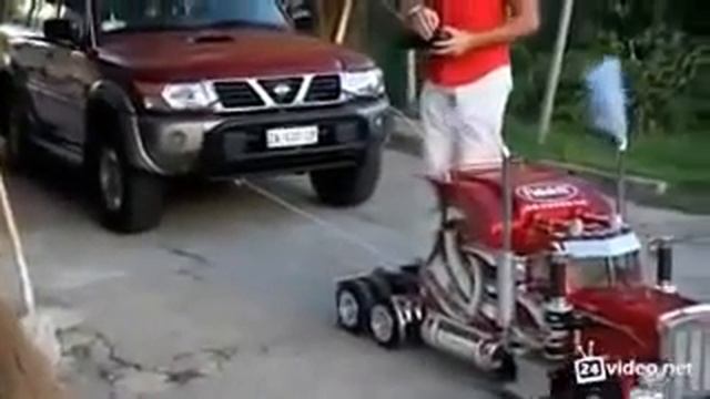 Радиоуправляемый грузовик тянет Nissan смотреть онлайн