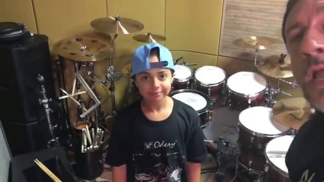 Mostrando a sala de bateria do meu professor Fabiano Manhas - Pierre Maskaro смотреть онлайн