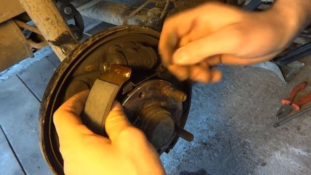 Замена задних колодок на Mazda Demio смотреть онлайн