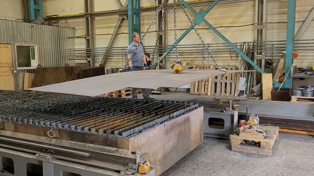 Смена материала в цеху плазменной резки Челябинск Профит