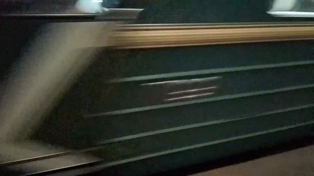 Электропоезд 81-717/714 Номерной на станции метро Театральная смотреть онлайн