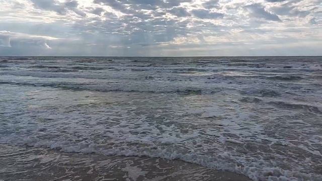 Так романтично! Море, лучи в облаках, шум волн, чайки и пена! смотреть онлайн