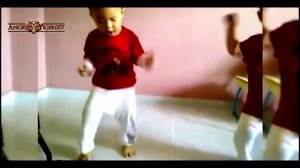 Маленькие танцующие дети. Смешно танцуют!