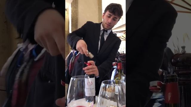 How did he do that with the cork??? That’s elegant table service!! смотреть онлайн